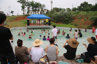 ▲ Mindulle Theater Village Performance on the Waterfront Stage