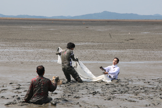 ▲ Photo of “Maehyangri Tidal Performance,” where artists and audience members alike take part