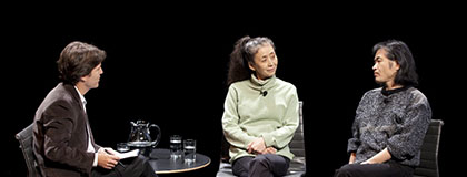 에리코(Eiko)&코마(Koma) 듀오와 대화하는 필립 바이터ⓒAndy Underwood-Bultmann