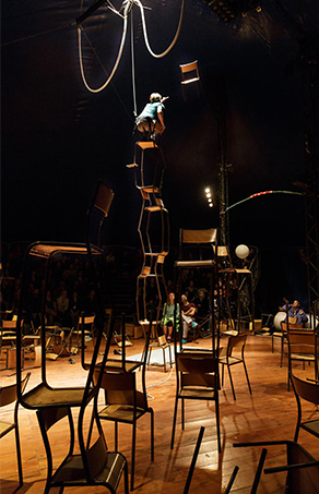 파리 라빌레트 극장에서 열린 현대 서커스 단체 Galapiat Cirque의 < Chateau Descartes > 공연 ©Christophe Raynaud de Lage