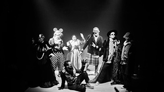 타나폴 비루하꿀 연출의 “Hipster the King”
