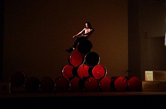 띠라왓 물빌라이의 ’Satapana(Establishment)-Red Tank’