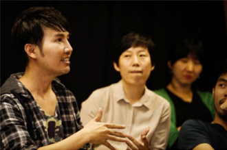 Producer Wasurat Unaprom moderated a round-table discussion at Thong Lor Art Space ⓒTheNation