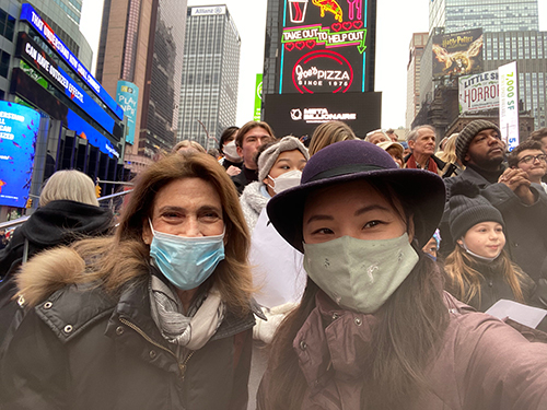 프로듀서 제인 베르제르와 리디아 김, 스티븐 손드하임을 추모하기 위해 ‘선데이’를 부를 준비를 하고 있다. 뉴욕, 타임스퀘어. (2021.11.28)