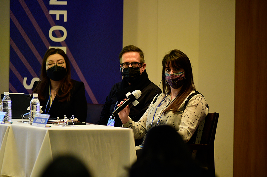 Katy Lipson(right), the panel of roundtable (ⓒKAMS)