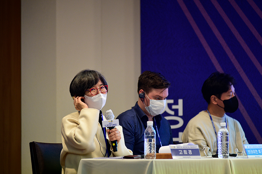Heekyung Ko(left), the conference moderator of K-Musical Market (ⓒKAMS)