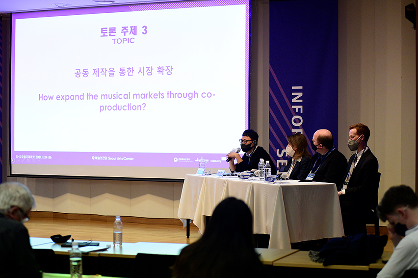 Juyeol Ye(left), the penel of ‘global strategies for new musical markets’ (ⓒKAMS)